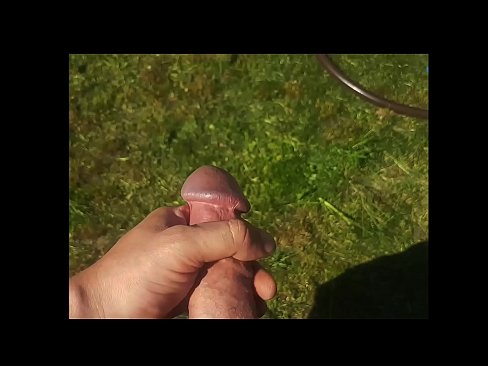 ❤️ Una guapa calenta es folla el seu cony rosa i es corre amb un esquitxat en un jardí d'estiu Porno al ca.liporno.ru ️❤