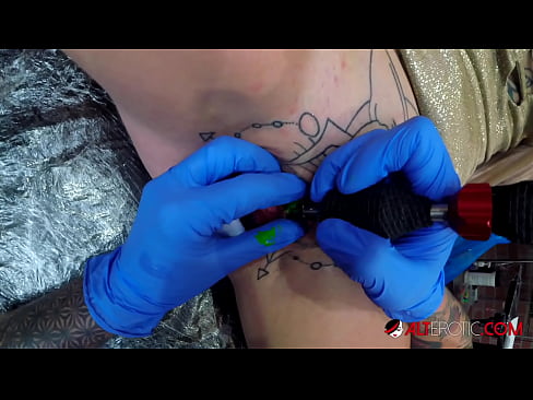 ❤️ La bomba Sully Savage, molt tatuada, es va tatuar al clítoris Porno al ca.liporno.ru ️❤