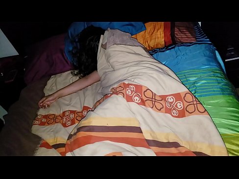 ❤️ El fillastre renya la seva jove madrastra mentre dorm. Porno al ca.liporno.ru ️❤